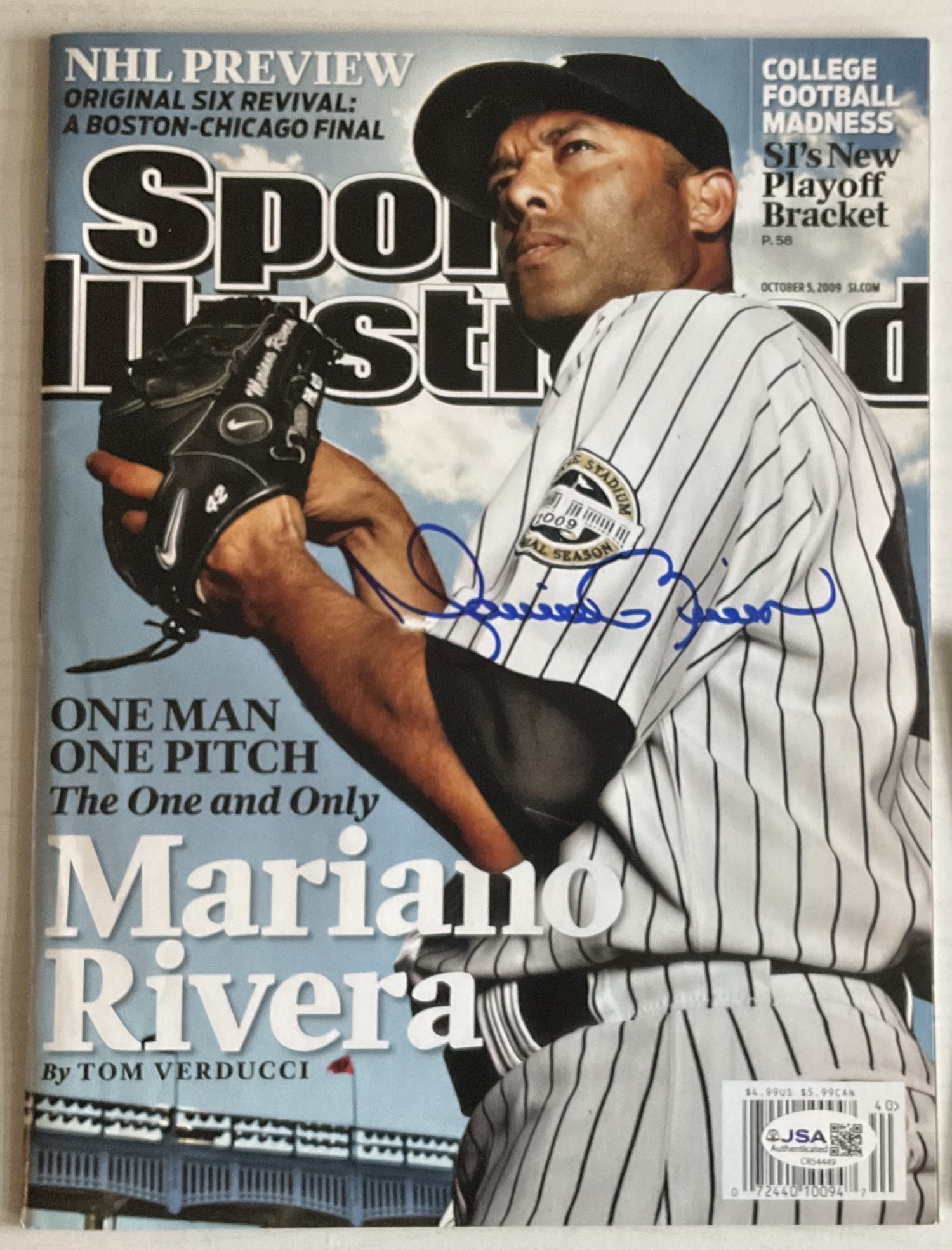 Mariano Rivera Signed Sports Illustrated, October 5, 2009 "One Man One Pitch" Cover (JSA), photo 1 of 1